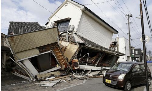 Những tòa nhà trên một con phố ở Kumamoto đổ sập - Ảnh: Reuters