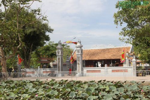 Ngôi đền tọa lạc trên khu đất cao ráo, thoáng đãng giữa làng quê thanh bình xã Hợp Minh, tạo nên không gian linh thiêng, tĩnh tại.
