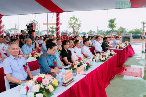 Các đại biểu cùng đông đảo nhân dân, du khách tham dự lễ hội.