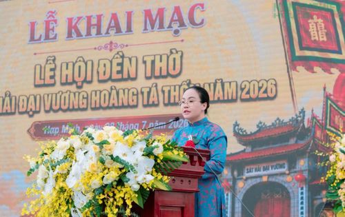 Chủ tịch UBND xã Hợp Minh Nguyễn Thị Phương Thảo phát biểu khai mạc lễ hội.