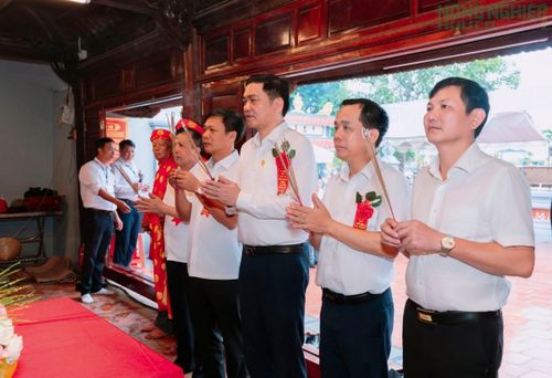 Các đại biểu, nhân dân thành kính dâng hương, dâng hoa tưởng niệm Sát Hải Đại vương Hoàng Tá Thốn.