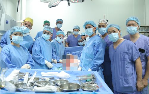 Ê kíp nhân viên y tế ghép cho người bệnh. (Ảnh: BVCC)