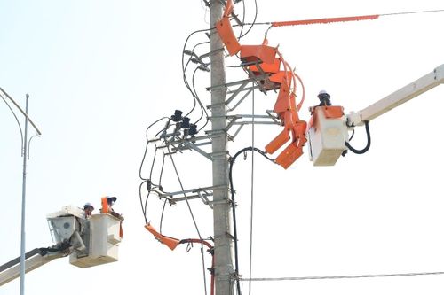 Bất chấp nền nhiệt hiện trường có thể lên tới 50°C, những người thợ “áo cam” vẫn khoác trên mình bộ trang phục bảo hộ cách điện nặng nề, tập trung cao độ cho từng thao tác.