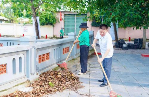 Người dân xã Yên Lãng tham gia vệ sinh bảo vệ môi trường. Ảnh An Ninh