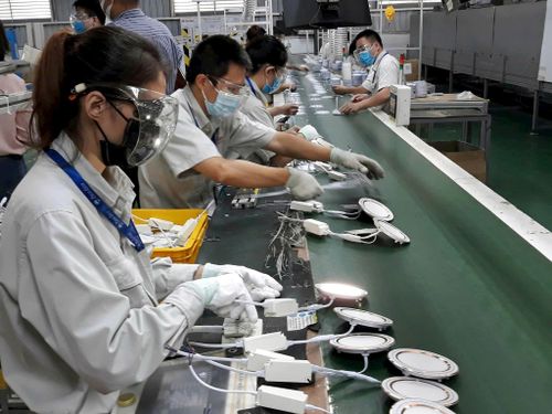 Sản xuất hàng xuất khẩu tại Công ty CP Bóng đèn Phích nước Rạng Đông. Ảnh: Hoài Nam