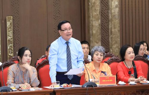 Nghệ sĩ nhân dân Trần Quốc Chiêm phát biểu tại buổi gặp mặt. Ảnh: Quang Thái