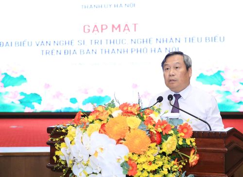 Chủ tịch UBND thành phố Hà Nội Vũ Đại Thắng báo cáo tóm tắt tình hình kinh tế - xã hội của thành phố trong 6 tháng đầu năm 2026. Ảnh: Quang Thái