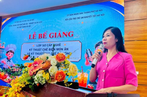 Cô giáo Nguyễn Tuyết Mai, Hiệu trưởng Trường PTCS Nguyễn Đình Chiểu tin tưởng việc làm chủ kỹ năng nghề sẽ giúp các em tự tin vươn lên trong cuộc sống. Ảnh: Mai Hoa