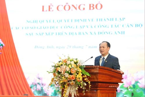 Bí thư Đảng ủy, Chủ tịch HĐND xã Đông Anh Nguyễn Anh Dũng phát biểu tại lễ công bố. Ảnh: Mai Khôi