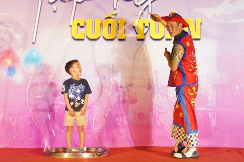 Chương trình biểu diễn của Nhà hát Nghệ thuật xiếc và tạp kỹ Hà Nội tại Nhà Bát Giác trong không gian đi bộ hồ Hoàn Kiếm, hấp dẫn khán giả. Ảnh: Sở Văn hóa và Thể thao Hà Nội