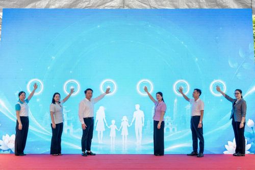 Các đại biểu thực hiện nghi thức cam kết chung tay hành động, với thông điệp "Chung tay phòng, chống mua bán người - Vì hạnh phúc của mọi gia đình". Ảnh: Hoàng Huy
