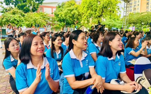 Cán bộ, hội viên phụ nữ hào hứng tham gia chương trình. Ảnh: Bảo Lâm