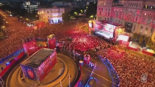 Người hâm mộ bóng đá Tây Ban Nha ăn mừng chúc đội nhà vô địch FIFA World Cup 2026 tại Thủ đô Madrid. Ảnh: Reuters
