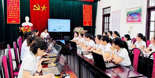 Trường Mầm non thị trấn Phùng tập huấn cho giáo viên về sử dụng AI trong dạy học. Ảnh: MNTTP