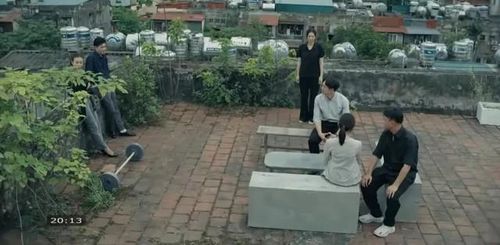 Nhóm bạn từ nhỏ tiếc nuối khi khu chung cư sắp phá đi xây dựng lại. Ảnh VTV