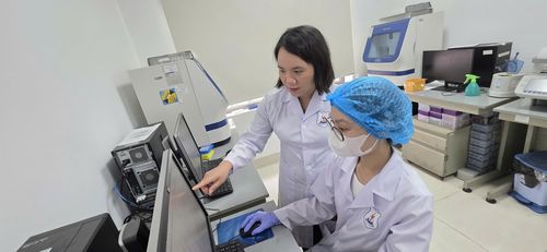 ThS Chu Thị Thủy, cán bộ Khoa Y Sinh học, Viện Pháp y Quốc gia hướng dẫn đọc kết quả xét nghiệm ADN trên máy.