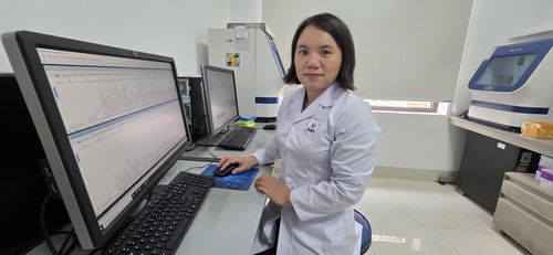 Công việc thường ngày của ThS Chu Thị Thủy là làm việc với các mẫu hài cốt liệt sĩ, dùng công nghệ ADN để xác định danh tính.