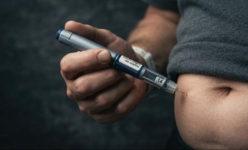 Bảo quản sai cách có thể khiến hoạt tính sinh học của thuốc bị suy giảm hoặc mất hoàn toàn (Ảnh AI).