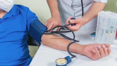 Đo huyết áp, kiểm tra đường huyết và đánh giá các yếu tố nguy cơ tim mạch là những nội dung có thể được thực hiện tùy theo tuổi, tình trạng sức khỏe và nguy cơ của mỗi người.