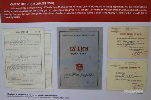 Một số giấy tờ trong hồ sơ đi B của ông Phạm Quang Nghị. Ảnh: T.Anh