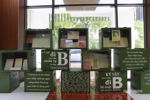 Những hòm hồ sơ và kỷ vật được sắp đặt trong không gian trưng bày về cán bộ đi B. Ảnh: T.Anh