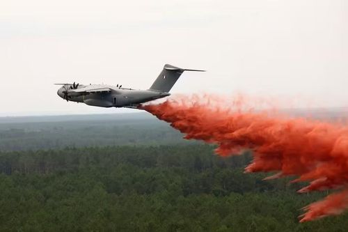 Ngoài ra chiếc A400M với đặc trưng của phương tiện quân sự, nó sở hữu ưu điểm lớn là có thể bay đêm, hạ cánh trên đường băng đất và hoạt động trong điều kiện thời tiết khó khăn và mức độ khói cao.