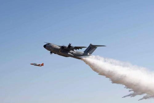 Khác với máy bay lưỡng cư Canadair CL-415 dùng để chữa cháy chuyên dụng, máy bay vận tải quân sự này không thể lấy nước từ các hồ chứa khi đang bay và cần tiếp nhiên liệu tại các sân bay, quá trình này mất khoảng 10 phút.