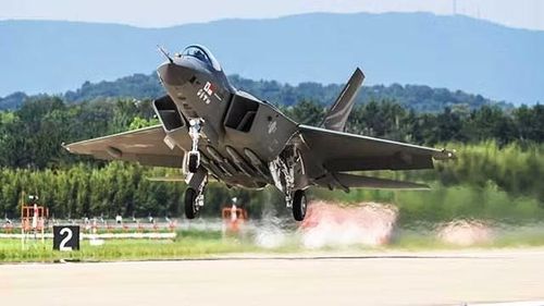 Số tiền mà khách hàng bỏ ra để mua một chiếc máy bay chiến đấu Rafale của Pháp cũng xấp xỉ con số đó - ví dụ như Serbia, quốc gia đã mua 12 chiếc với giá 225 triệu euro mỗi đơn vị vào năm 2024 là một minh chứng rõ ràng.