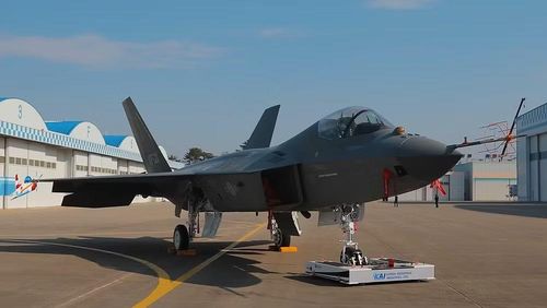 Ví dụ, một chiếc F-35 vào năm 2024 có giá khoảng 225 triệu đô la/chiếc đối với Romania khi mua tổng cộng 32 chiếc. Và đây là mức giá chưa bao gồm vũ khí (nhưng đây chưa phải là thỏa thuận cuối cùng, nên chúng ta đang nói về chi phí tối đa có thể).