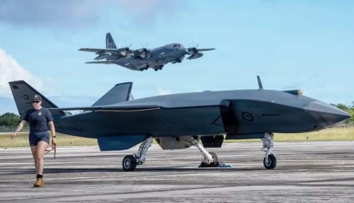 Tuy nhiên, trước đó Boeing và RAAF đã trình diễn khả năng điều khiển Ghost Bat thông qua máy bay cảnh báo sớm E-7A Wedgetail.