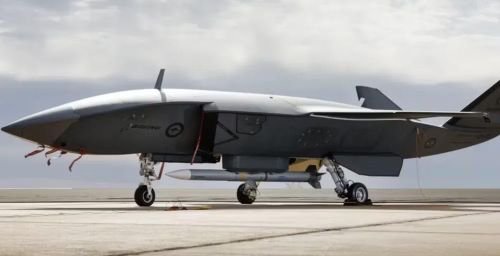 Song song với chương trình MQ-28, Không quân Mỹ tiếp tục phát triển lực lượng máy bay không người lái chiến đấu CCA nhằm tăng cường khả năng tác chiến trên không trong các cuộc xung đột tương lai, đặc biệt tại khu vực Thái Bình Dương.