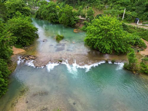 Nằm ngay dưới thác Mây là suối Mây, với điểm nhấn là làn nước trong vắt. Đứng bên bờ, du khách có thể dễ dàng nhìn thấy từng viên sỏi nhỏ dưới đáy, phản chiếu ánh nắng lấp lánh. Ảnh: Đình Minh