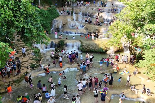Anh Trịnh Thế Kiên, trú thôn Sóc Sơn, xã Biện Thượng cho biết: Lần đầu đến với thác Mây, anh không chỉ ngắm cảnh mà còn ngâm mình dưới dòng nước mát lạnh để giải nhiệt. 'Khung cảnh ở đây thật hoang sơ, yên bình, không khí rất trong lành', nam du khách nói. Ảnh: Đình Minh