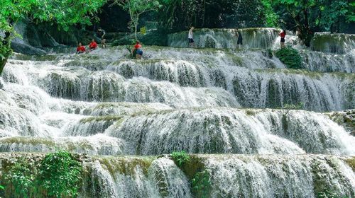 Không chỉ hấp dẫn bởi cảnh quan thiên nhiên, thác Mây còn gắn liền với truyền thuyết với 9 nàng tiên, trong một lần hạ phàm đã dừng chân tắm mát tại dòng thác. Khi Ngọc Hoàng triệu hồi về thiên đình, các nàng vội vã bay đi, để lại chín dấu chân hóa thành chín tầng thác. Ảnh: Đình Minh