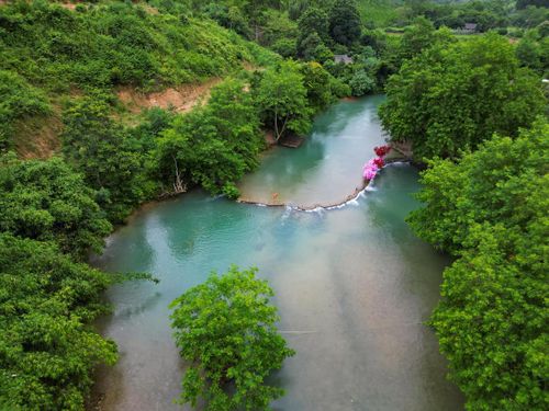 Nước suối mát lạnh, chảy quanh năm, len lỏi nhẹ nhàng qua từng ghềnh đá, tạo nên âm thanh róc rách, mang lại cảm giác thư thái, dễ chịu. Ảnh: Đình Minh