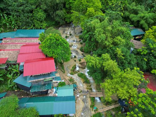 Ông Nguyễn Xuân Mạnh - Phó Chủ tịch UBND xã Thạch Quảng cho biết: Ngay từ đầu năm 2026, địa phương đã kiện toàn Ban quản lý thác Mây, tăng cường quảng bá, bảo đảm an ninh, vệ sinh môi trường tại điểm du lịch Thác Mây. Nhờ đó, từ tháng 4 - 7/2026, thác Mây đón hơn 160.000 lượt khách, doanh thu vé đạt trên 2,5 tỷ đồng. Ảnh: Đình Minh
