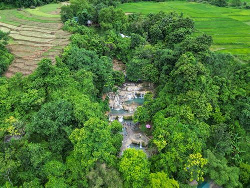 Với vẻ đẹp độc đáo, năm 2019, thác Mây đã được UBND tỉnh Thanh Hóa công nhận là điểm du lịch của tỉnh, tạo nền tảng để địa phương phát triển du lịch sinh thái gắn với bảo tồn tài nguyên thiên nhiên và văn hóa bản địa. Ảnh: Đình Minh