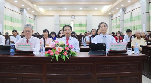 Ông Nguyễn Khánh Ngọc - Chủ tịch Hội Luật gia Việt Nam và ông Đinh Văn Dũng - Phó Chủ tịch Thường trực Ủy ban MTTQ Việt Nam tỉnh Đồng Tháp cùng các đại biểu dự hội nghị. (Ảnh: Trung Ngãi).