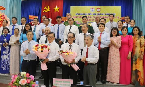 Ông Đinh Văn Dũng - Phó Chủ tịch Thường trực Ủy ban MTTQ Việt Nam tỉnh Đồng Tháp (bìa phải ở hàng đầu) tặng hoa chúc mừng Ban Chấp hành Hội Luật gia tỉnh nhiệm kỳ 2026-2031. (Ảnh: Trung Ngãi).