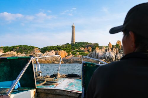 Khách ngồi cano ra mũi Kê Gà, năm 2024.