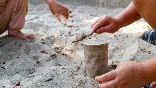 Trẻ nhỏ rất dễ bị nhiễm giun vì hiếu động, hay nghịch bẩn, chơi ở những khu vực đất không sạch sẽ. Ảnh: Shutterstock. 