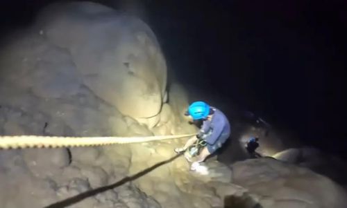 Michelle vượt qua "núi bùn" ở sâu bên trong hang Rục Mòn. Ảnh: Michelle Cabrera