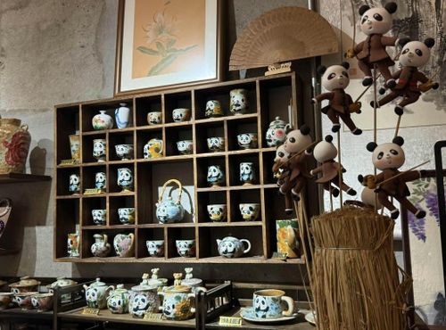  Những món quà lưu niệm chủ đề gấu trúc tại một quán trà truyền thống ở Thành Đô. Các chuyên gia ước tính rằng du lịch và hàng hóa chủ đề gấu trúc ở Tứ Xuyên tạo nên một ngành kinh doanh trị giá 1 tỷ nhân dân tệ mỗi năm. Ảnh: Korea Times. 