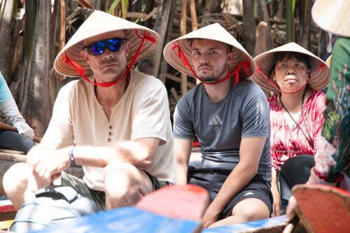  Tommy Picard cùng gia đình đến từ Pháp, lần đầu trải nghiệm du lịch miền Tây. Anh cho biết ấn tượng với sự thân thiện, hiếu khách của người dân địa phương, đồng thời bất ngờ khi nhiều món ăn ngon nhưng có giá khá rẻ. Tuy nhiên, thời tiết nắng nóng cùng cảnh đông đúc khiến anh không khỏi mệt mỏi. 