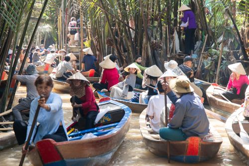  Không chỉ thu hút du khách quốc tế, cồn Thới Sơn còn đón đông đảo khách nội địa. Đặc biệt, nhiều nhóm bạn trẻ, nhất là các bạn nữ, chọn diện áo bà ba với nhiều màu sắc, hòa mình vào không gian sông nước để ghi lại những bức ảnh mang đậm nét miền sông nước.