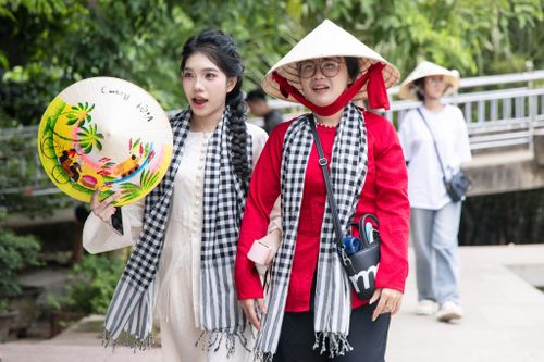  Thu Trang (Long An), mặc áo bà ba trắng, cho biết để có những bức ảnh đúng "vibe" miền Tây sông nước, Trang chuẩn bị từ sớm với trang phục bà ba và trang điểm phù hợp. "Tôi không nghĩ nơi này lại đông đến vậy. Điều khiến tôi bất ngờ hơn là có rất nhiều du khách nước ngoài cũng đến tham quan. Tôi cảm thấy rất tự hào khi thấy vẻ đẹp của Việt Nam được nhiều người biết đến và yêu thích", cô bày tỏ. 