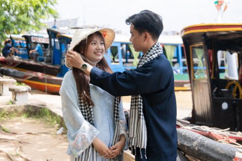  "Lần đầu đến đây tôi rất thích nên muốn đưa cả gia đình quay lại. Các em nhỏ ở nhà chủ yếu chỉ xem qua tivi hoặc mạng xã hội, nên tôi muốn các em được tận mắt thấy sông nước, đi xuồng, tham quan miệt vườn và hiểu hơn về cuộc sống của người dân nơi đây", Tú Nhi (ngụ tỉnh Đồng Nai) chia sẻ.