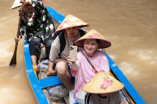  Chỉ cách trung tâm TP.HCM khoảng 80 km, Cồn Thới Sơn là điểm đến phù hợp cho chuyến du lịch trong ngày, đặc biệt vào các dịp cuối tuần. Ngồi trên chiếc xuồng ba lá len qua những hàng dừa nước, nhiều du khách hào hứng tạo dáng với nón lá để ghi lại trải nghiệm lần đầu khám phá văn hóa sông Mekong. 