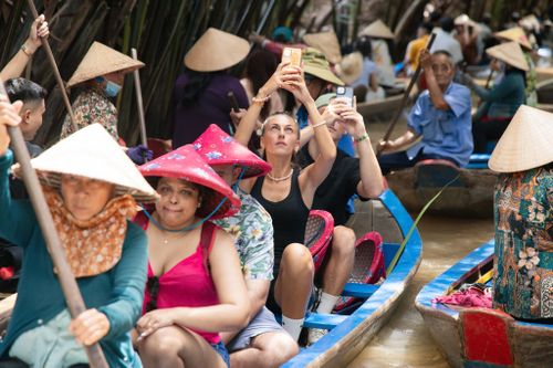  Chia sẻ với Tri Thức - Znews, bà Nguyễn Thị Xuân Mai, Phó Chủ tịch UBND phường Thới Sơn, cho biết những hình ảnh về cồn Thới Sơn trên mạng xã hội đã tạo cú hích cho du lịch địa phương trong giai đoạn thí điểm mô hình du lịch cộng đồng, góp phần đưa lượng khách 6 tháng đầu năm tăng 12% so với cùng kỳ năm trước. 