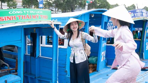  Trải nghiệm được nhiều người yêu thích nhất trong hành trình khám phá cồn Thới Sơn vẫn là chèo xuồng ba lá len qua những con rạch nhỏ. Vào các dịp cuối tuần, lượng khách tăng cao khiến khu vực bến xuồng thường xuyên rơi vào tình trạng đông đúc. Nếu muốn có trải nghiệm thoải mái hơn, du khách có thể lựa chọn đến vào các ngày trong tuần để tránh thời điểm cao điểm. 
